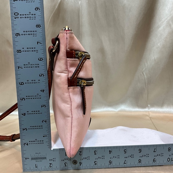 Dooney & Bourke pink mail bag style crossbody/shoulder bag.   17-H6Fb